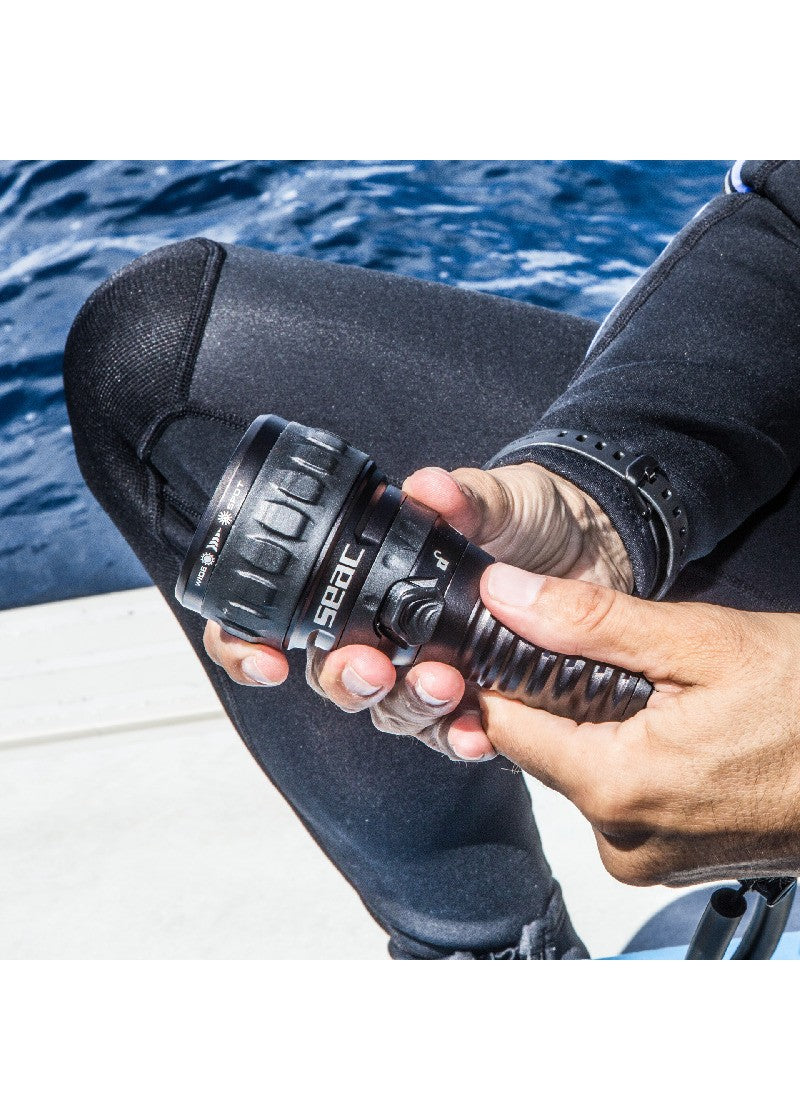 Torcia Subacquea SEAC R40 - 3 LED, 2300 Lumen, Ricaricabile USB, Per Immersioni Fino A 100 M - Foto 5